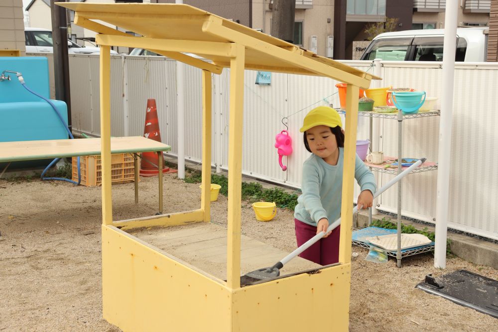 自ら！
ホウキを使って掃除
柄が長いですが、上手に使ってきれいにしていきます

