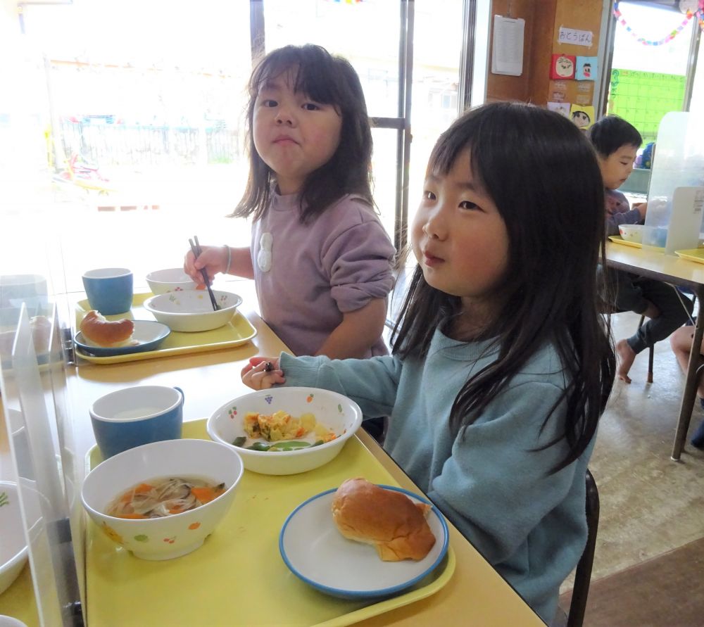 「わたし、きのこきらい！！」
と言ってたAちゃんですが・・・
パクッと食べる姿を見せてくれてなんだかお姉さんみたいですね♡

１年間でみんなすっかりお兄ちゃんやお姉ちゃんになっていました。
４月からも給食時間を楽しみながら、いっぱい食べて元気に大きくなーれ♡
