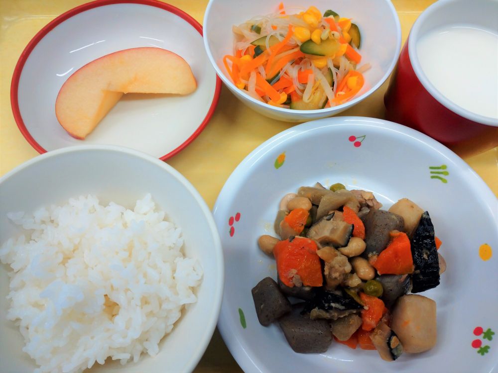 ご飯

いり鶏

春雨の酢の物

りんご

牛乳