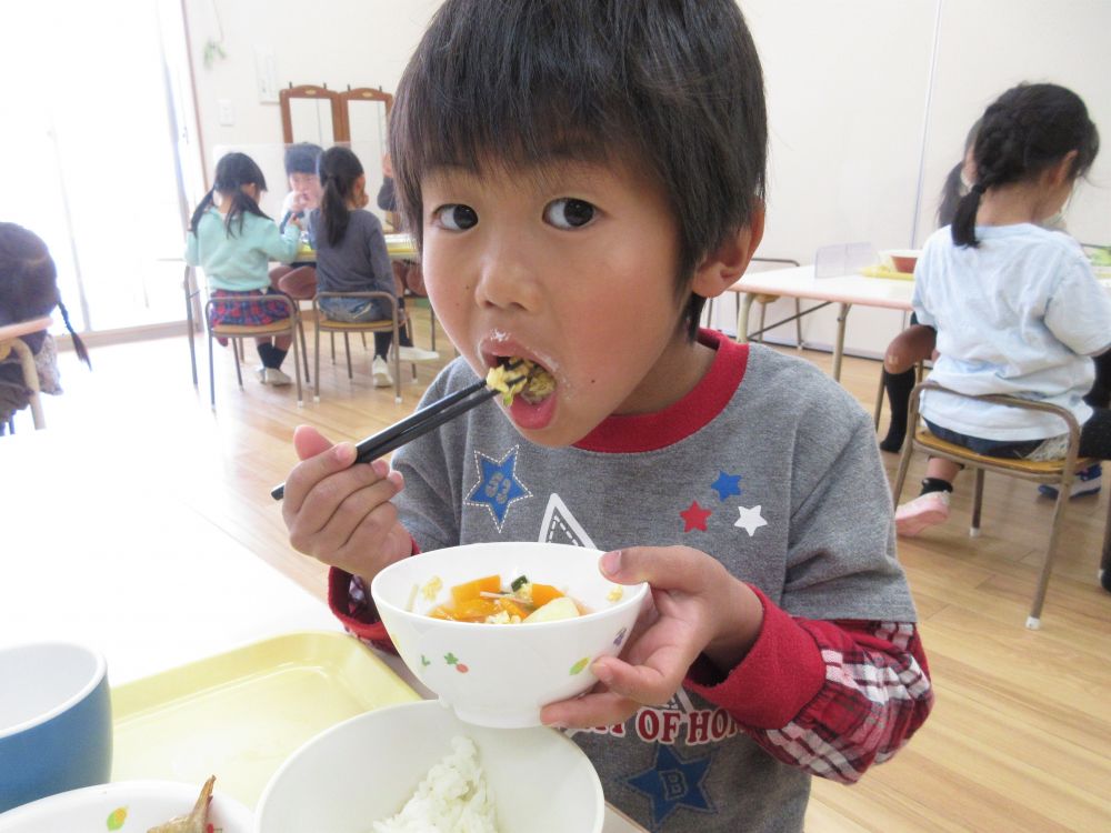 【4歳児】
このクラスで食べる給食も、残り1日。
もうすぐキリン組さんになる4歳児の保育室へお邪魔しました♡
「先生、ぼくコレ好き！」と、ふわふわ卵を上手に箸で掴み、にっこり笑顔のHくん。
「おかわりもあるからいっぱい食べてね」と言うと、さらににっこり♡

みんな、上手にお皿をもち、姿勢よく食べている姿に一年間の成長を感じました。
