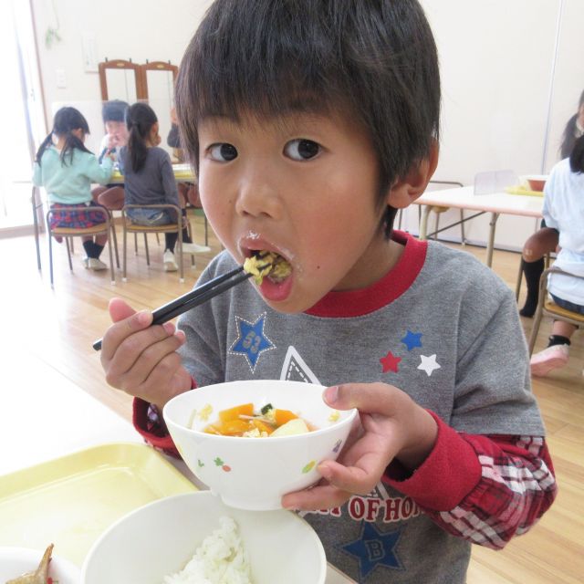 ＊　給食時間の様子　（ゆめはうす認定こども園）　＊