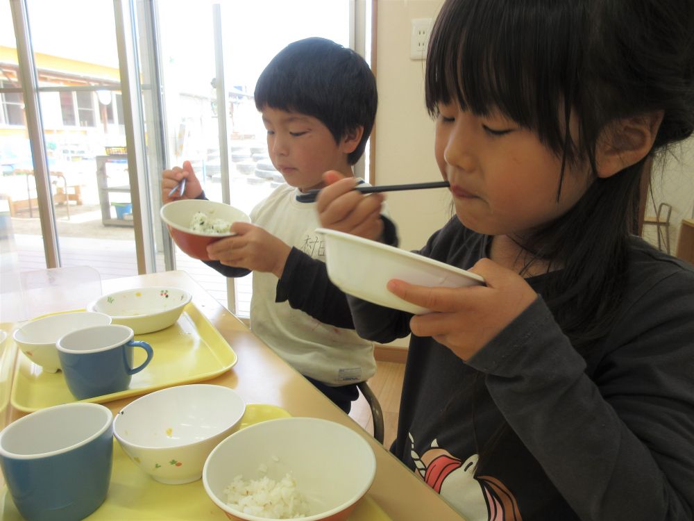 毎日の給食・おやつを食べる中で、成長を感じることが多々あります。
離乳食だった子は普通食に移行したり、苦手な野菜にチャレンジする姿が見られたり、時間内に食べられるようになったり・・・と、この一年でそれぞれの成長を見せてくれた子どもたち。
何より、給食をおいしそうに食べてくれる姿が、とても嬉しいです♡
一年間ありがとう♪

来年度も、安心・安全な給食作りに努めていきます。
おいしい給食や、わくわくする食育、楽しみにしていてくださいね♡