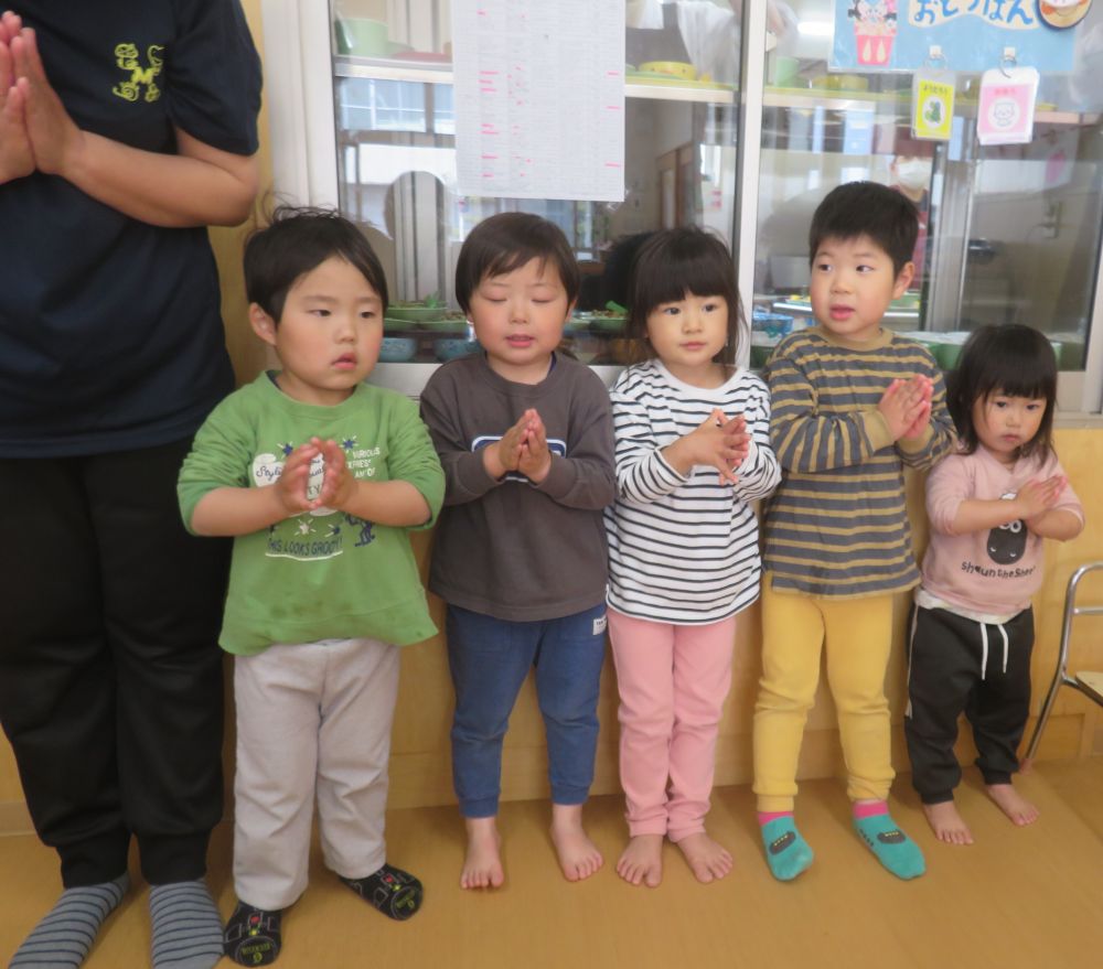 お当番の日は、はりきって
「ごあいさつ🙏　みなさん、いただきます」
