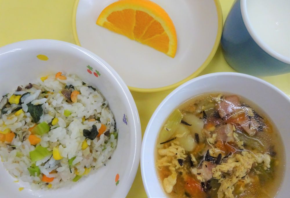 じゃこ入り炒飯

トマトとチンゲン菜のスープ

オレンジ

牛乳