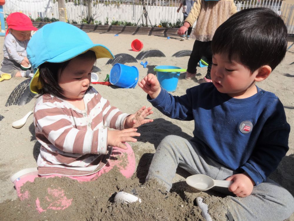 やっぱり砂遊びは楽しいね！

先生の作ってくれた大きな砂山…　思いっきり壊すのが楽しい！

服まで砂まみれになりながらニコニコ
見ているこちらも気持ちいいくらい豪快です

暖かい春の陽気の中、たくさん遊ぼうね♡