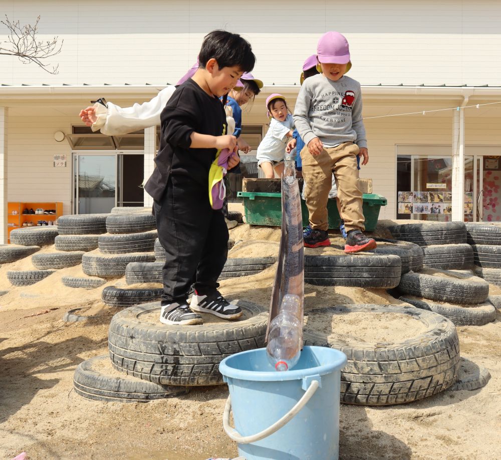 泥団子作りの横では・・・

ガチャポンプを使って
子ども達命名「ペットボトルスライダー」

大はしゃぎで繰り返します
楽しそうな子ども達の様子を見ながら
もっと暑くなって思い切り水遊びを楽しみたいなぁ～と、
気持ちが逸ります・・・