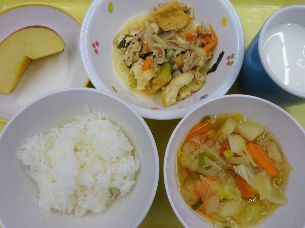 ご飯

厚揚げの豚肉の味噌炒め

春雨スープ

りんご

牛乳