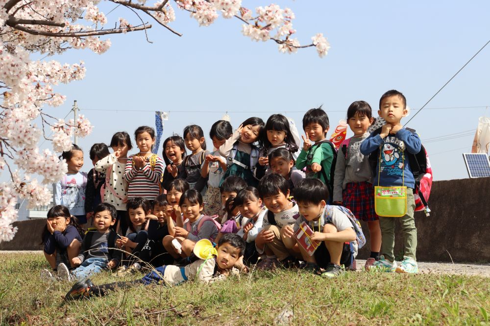 春休みが明け、教育認定児の友達登園♪
桜が咲いているのもあと少しという事で
お花見散歩にレッツゴー！

東尾道駅近く、青空に泳ぐ鯉のぼりと桜

開花期間は約1週間くらい？
今年は雨が降らないので少し長く感じます

