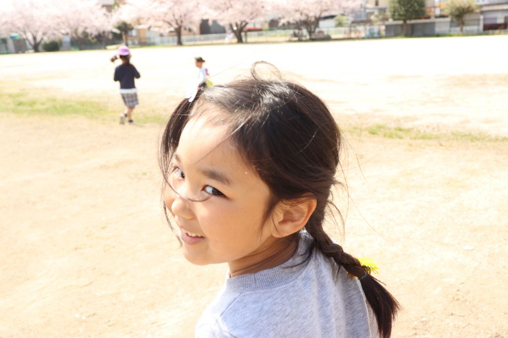 「見て見て♡」
前髪のヘアピンに桜の花びら
三つ編みを結んだ髪ゴムにタンポポ

女子力発揮中☆