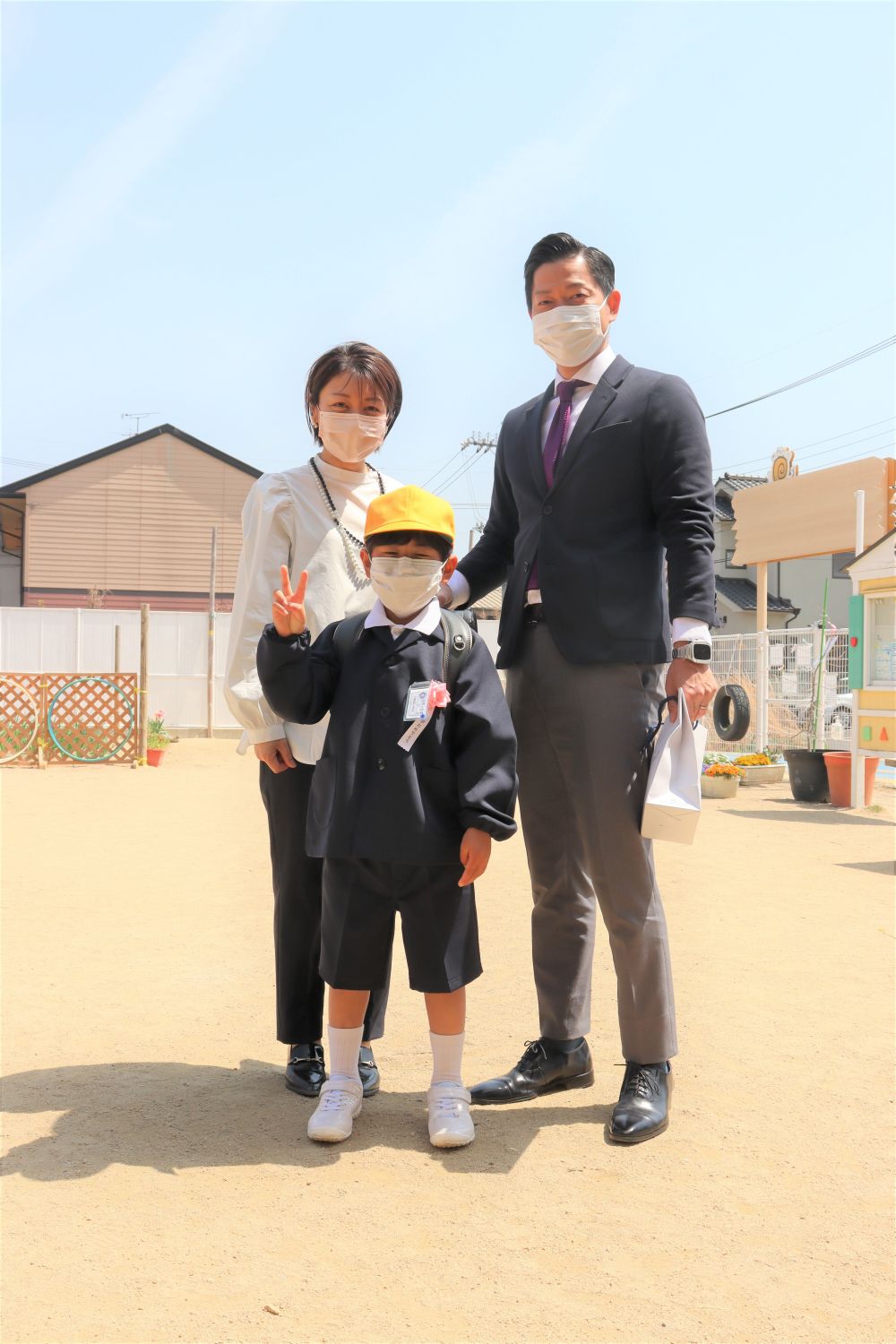 今日は小学校の入学式
式が終わり、制服ランドセル姿を見せに来てくれたT君

この前まで在園児だったけど・・・
就学の喜びと期待で　とても成長したように感じます
