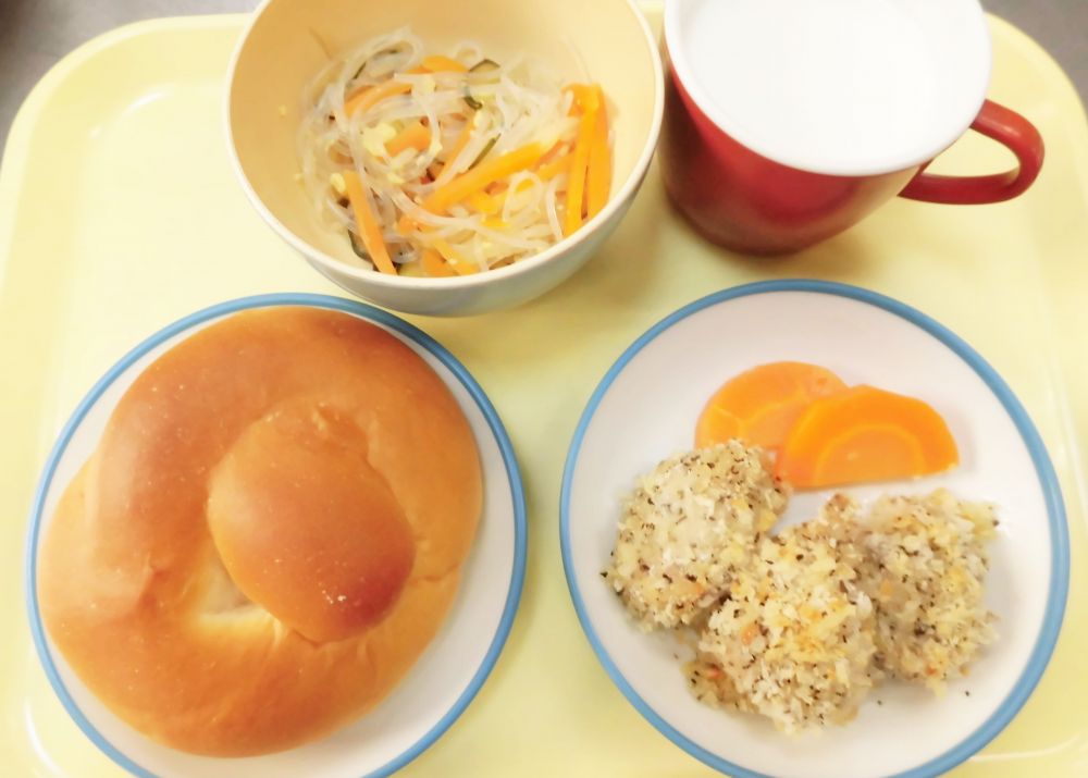 ロールパン

鶏肉の香草焼き

にんじんグラッセ

春雨と炒り卵のサラダ

牛乳