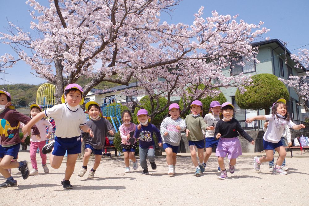 『みんなは、どんな春見つけた？』

キリン組さんに聞いてみると、

桜・・・つくし・・・ダンゴムシ・・・
いろいろ出てくる中に、

Yくん「走ったらきもちよかった！」
Iくん「いっぱい走れた！」

なるほど！！
いっぱい体を動かして遊ぶからこそ感じられる春ですね～！

これからも季節の移り変わりをたっぷり感じて楽しく過ごして行きたいですね。