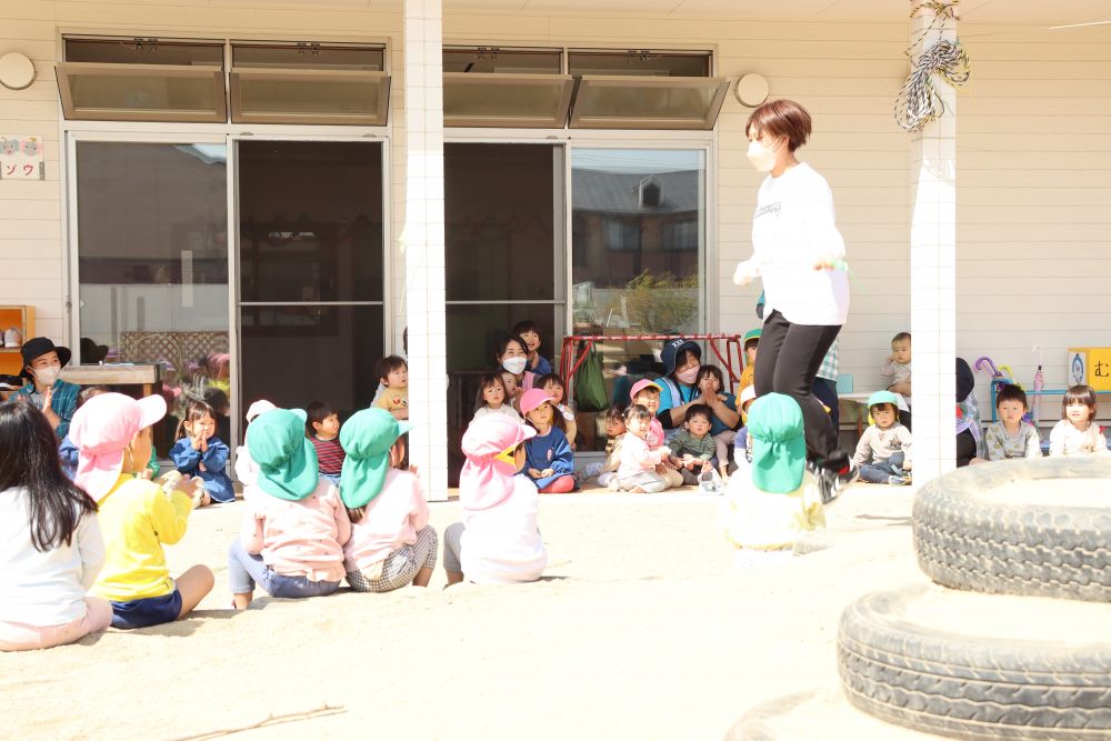 お次は、すいみい保育園から異動してきた今城先生
すいみい保育園から進級してきた友達は大喜び

今城先生は2重跳びを披露