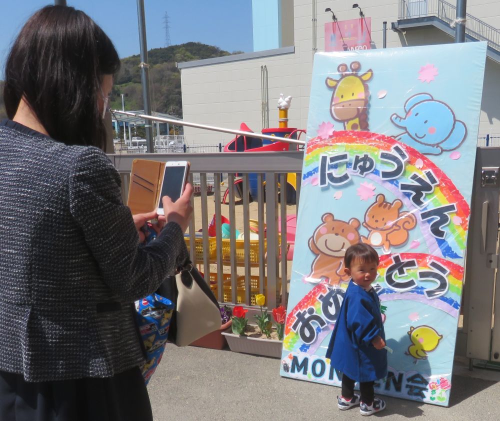 👩「こっち向いて♪」📷
・・・👦「よんだ？」