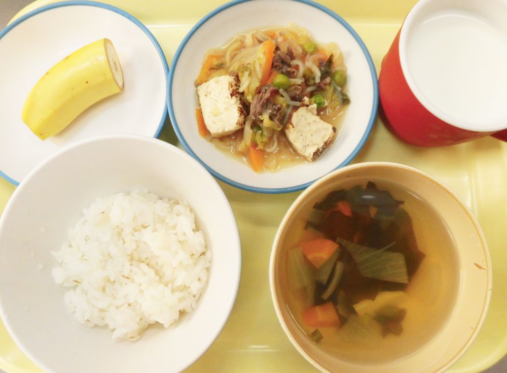 麦ご飯

すき焼き風煮

若竹汁

バナナ

牛乳