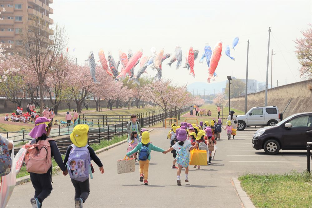 またまたやって来ました、東尾道駅近くの土手

桜の花びらはだいぶ落ちて、緑の葉っぱも増えてきました
いい天気で、鯉のぼりもイイ感じで泳いでいます

今日のミッションは？
「鯉のぼりスケッチを楽しもう！」