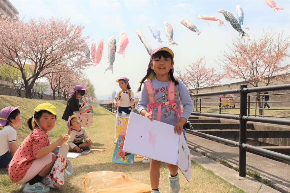 Ａちゃん「そう言えば去年も描いたね」
そう言って去年の鯉のぼりの絵を見せてくれました