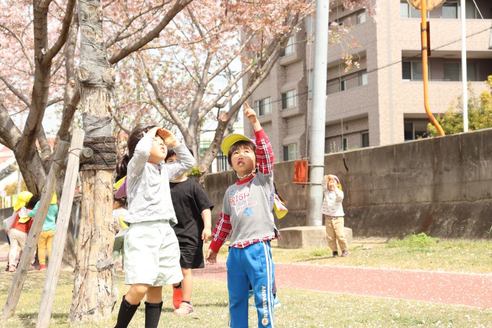 まぶしい空を見上げてなにやら話込む二人・・・
話の内容が気になりますが、あえて聞かずに友達同士の時間を大切に