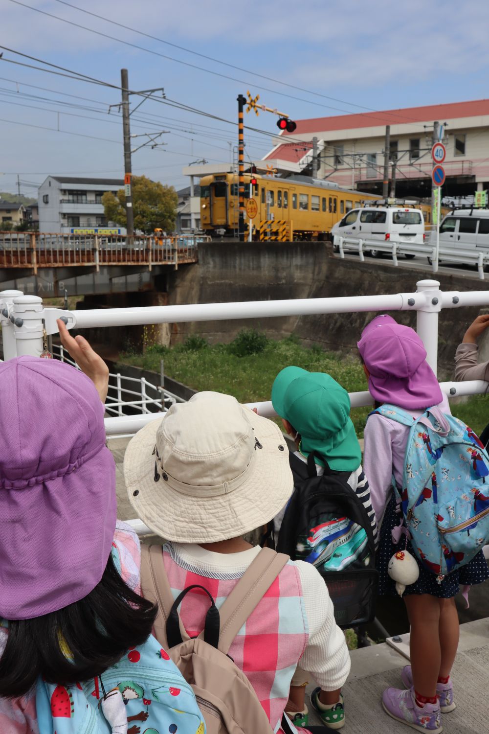 またまた・・・カンカンカンカン♪

「何色が来ると思う？」
「うーん・・・黄色だと思う！」　楽しい会話が♪

正解は・・・

黄色い電車でした！