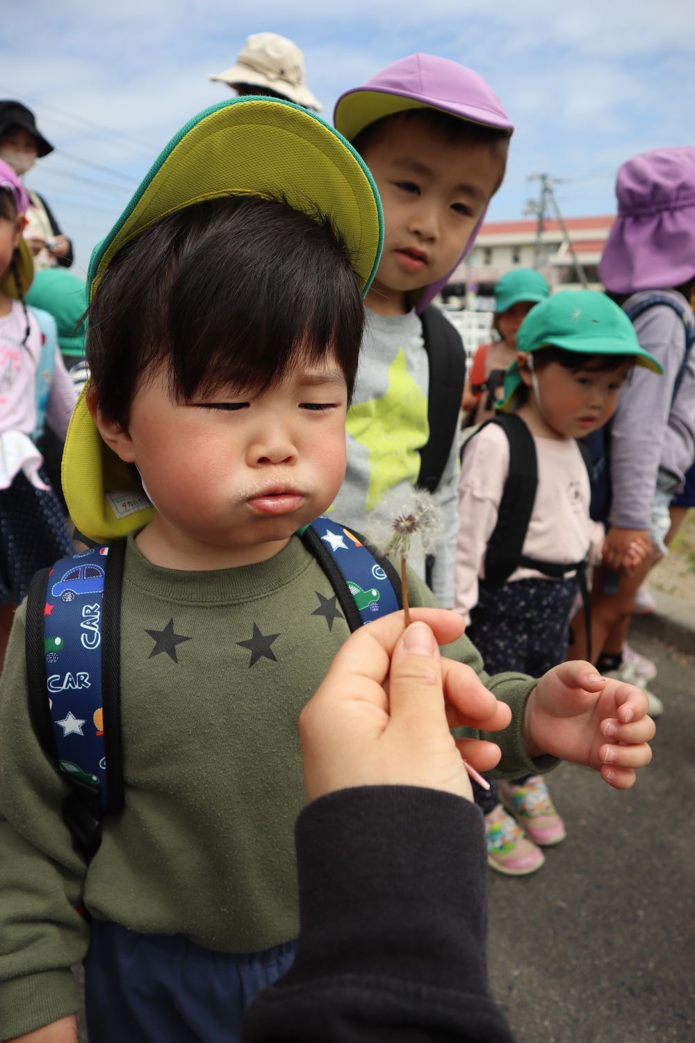 駅の近くの黒崎憩いの遊歩道へ寄り道♪

「春、みーつけた♪」　たんぽぽのわたげを見つけました

キリン組さんがやっているのを見て、Rくんも・・・

「ふ～」

