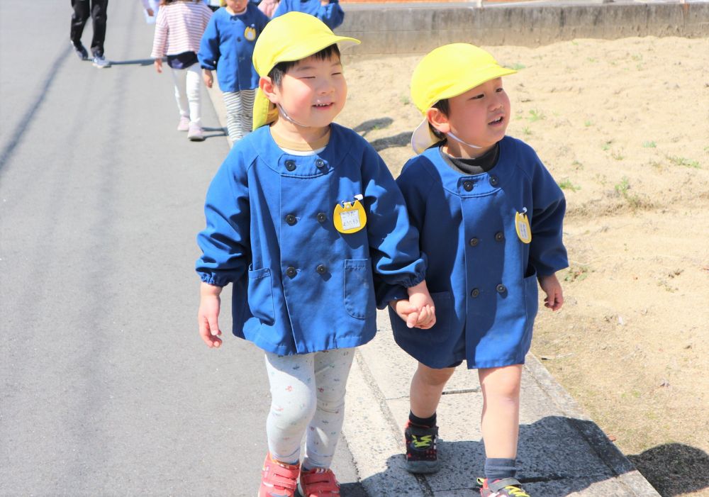 新しい友達と一緒に散歩を楽しむゾウ組さん

「どんな虫がおるかね～」
「一緒にダンゴムシ見つけようね」

虫が大好きな友達同士　会話が弾みます♪

