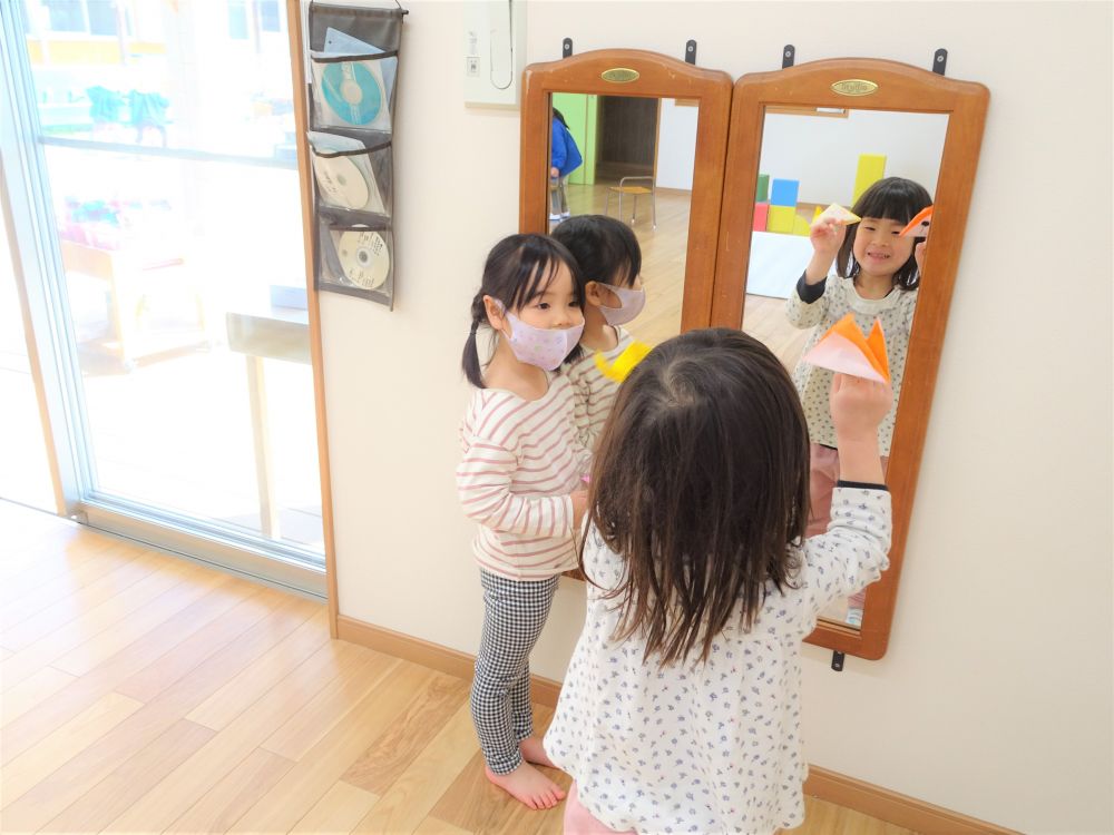 「こっちからきつねがやってきてー・・・」

Yちゃんは鏡の前で手遊びを満喫中♡

自分で作った物で遊びがさらに発展！
楽しみ方もさまざまだね