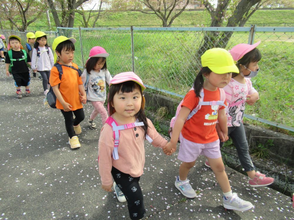 「Yちゃん今日おまんじゅう食べてきたんだ～」(入園進級祝いの紅白饅頭のことかな？)
ゾウ組のお姉ちゃんと一緒にお話ししながら歩きます
もうすぐ広場に着きます
みんなワクワクが止まりません
