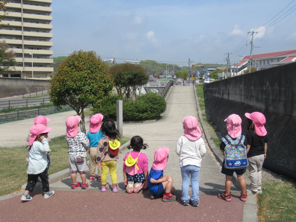 散歩の楽しみ・・・
それは大好きな電車を見ること♡
「もうすぐかな～？」
「まだかな～？」
みんなが集まってきました