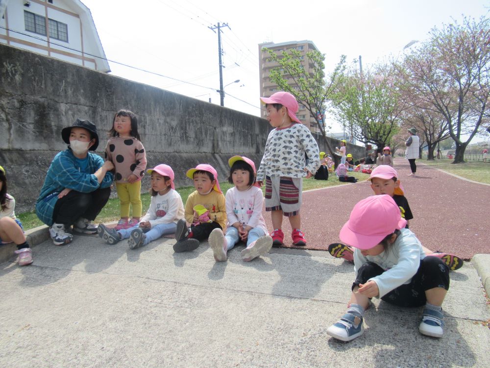 「せんせ～一緒に見よう～」と誘ってくれたRちゃん
「次は何色か当てようやぁ」

散歩での発見・出会いを大切にしていきたいです♡