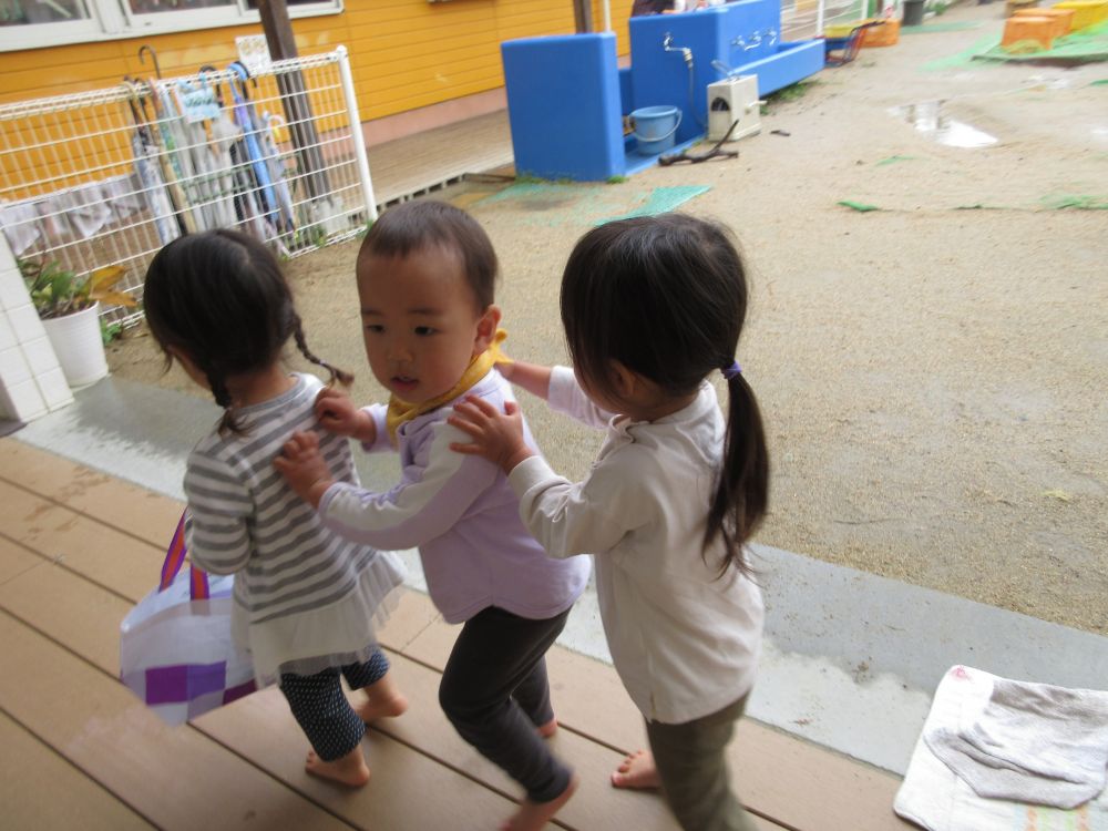 「給食食べるよ～」の先生の声で、

しゅっぽしゅっぽしゅっぽっぽー！！
電車になりきってお部屋に帰りました

給食の時間
「鳩さんもご飯食べとるんかねー」
「雨大丈夫かねー」と、気に掛ける様子が見られました♪
優しい気持ちが育ってます♡