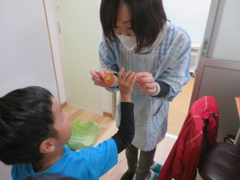 夕方給食室にあったのはキャベツの葉とニンジンのヘタ

Ｒ君「先生、ありがとう」
嬉しそうな子ども達

生き物の力は人の心を動かす！？