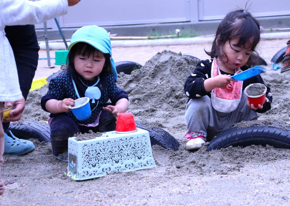 ゆめはうす認定こども園には　園庭が3つ
それぞれの場所で・・　それぞれ遊びながら過ごしています



ゆったりした時間を感じる　第1園庭
カップに砂を入れて・・　ペタペタ・・