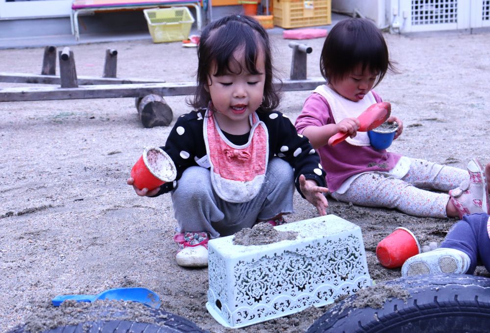 何かに出したくなったのか・・
ケースを裏返し　その上に　パカッと出す♡