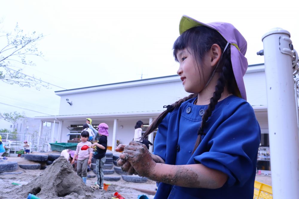 「泥団子作りたいけど今日はさら粉がないんだよね〜」

━　「昨日雨だったもんね〜」　━

「さら粉ないと出来ないんだよね」

ピカピカの泥団子を作るために必要なモノを考えるＫちゃん