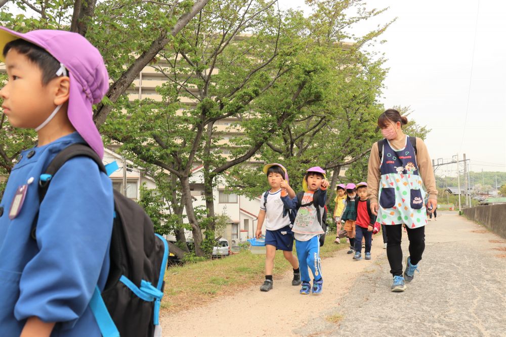 目的地は「高須町西新涯町内会集会所」
ゆめはうすでは通称「シニアカフェ」
女の子はシロツメクサを求め　男の子は虫を求めて！

ついこの前まで桜がとてもキレイに咲いていましたが
１０日ほど経つと青々とした葉っぱが茂り
自然の移り変わりを目の当たりにしながらの散歩