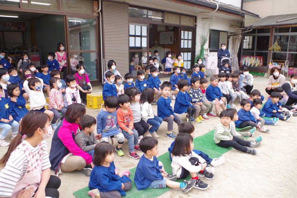 藤の花も満開に咲いた月曜日！

新しいお友だちもそろったことで、進級の会をしました～