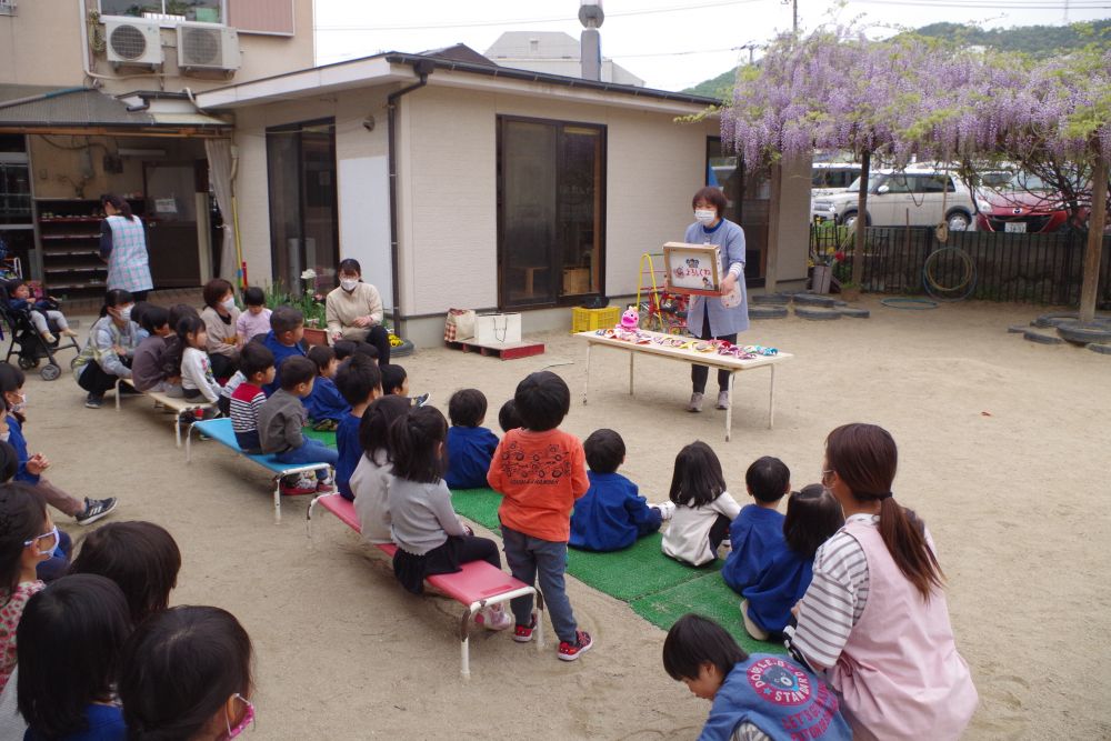 こーんな先生がいるんだよ♪

と、ご紹介！
新しく仲間になった先生達の名前ももうすっかり覚えてよんでくれたもんでんさん♡