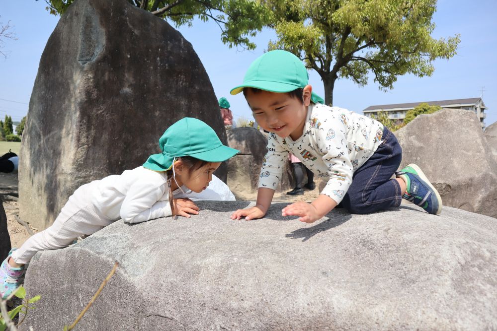 大きな岩を見つけました！！

「登ってみるー！！」
「ちょっとだけ先生手伝ってー！！」

自分の力で頑張って登ったり、
難しい時は、手伝って欲しいと、自分の意思を伝え・・・

この後、寝っ転がってくつろぎモードのIくん♪