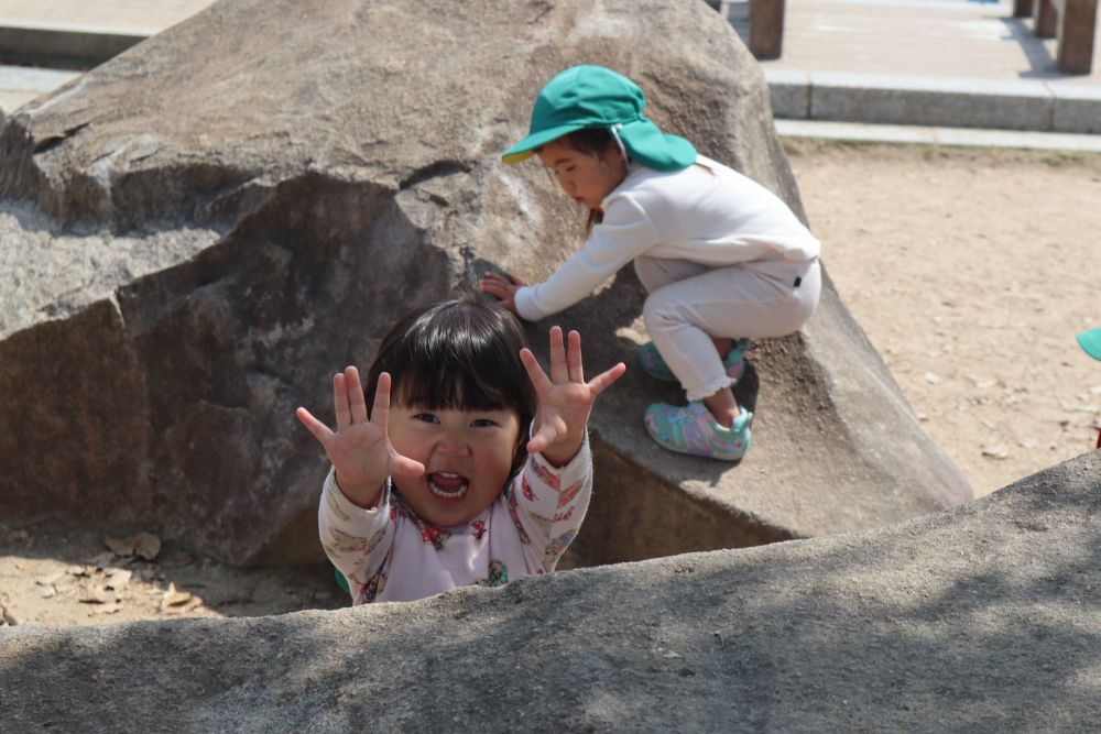 「ここだよー！！！」

すごい！かくれんぼ名人のYちゃんでした♪

公園は遊具のほかにも、こんなに楽しいこといっぱいだよ♪
