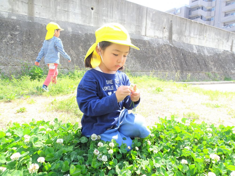 さっそくアクセサリー作りに挑戦！

「ここをこうして・・・」

手先を器用に使いながら、少しづつ編んでいくＡちゃん
真剣に取り組む姿がステキだね♡

