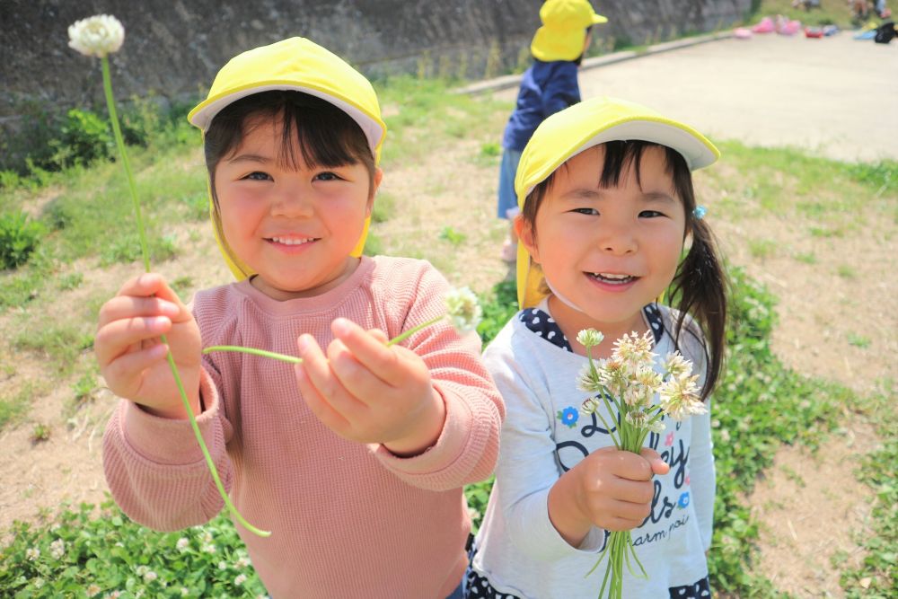 「なんか結婚式みたいだね～」
「じゃあ、指輪も作らないと！」

シロツメクサで作った花束を抱えて嬉しそうなAちゃんと指輪づくりを楽しむYちゃん
幸せいっぱいの会話が広がる・・・

素敵な結婚式になりそうだね♡




