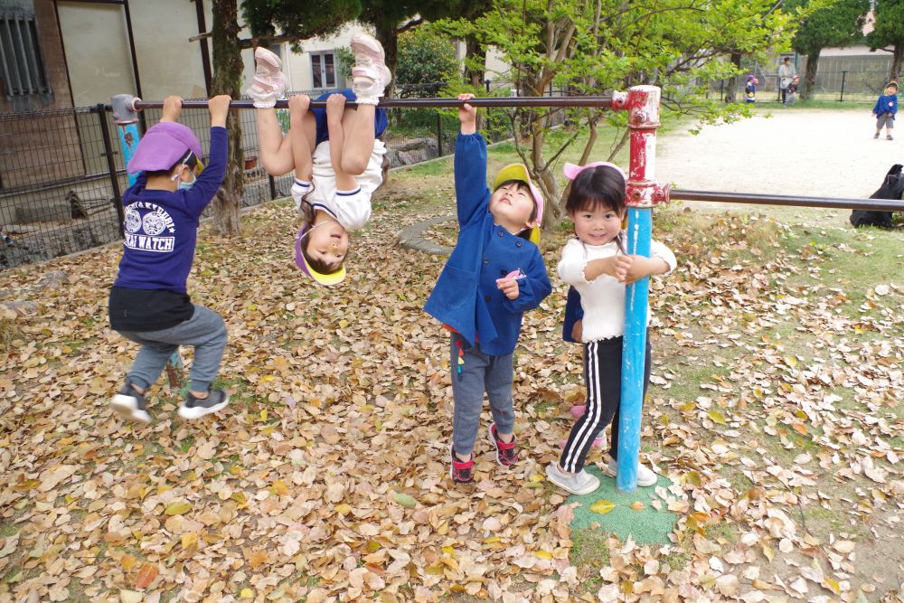 公園はすっかり桜が散って緑色になっていました。

虫を探したり、追いかけっこをしたりする中でも、

「ブランコは順番よ～」
「すべり台すべってくるから気を付けて！」

と、声をかけてくれるキリン組さん。
遊び方も楽しく教えてあげました！

Ｔちゃん「できる？」
Ｈくん「こうやるんよ～！」


