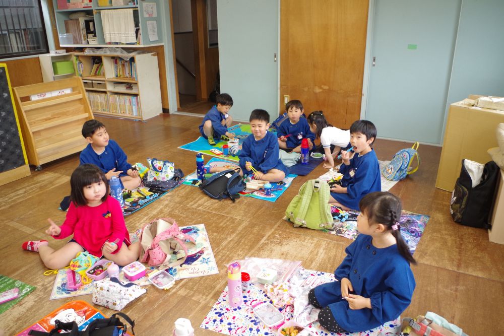 遊び終る頃に、雨がポツポツ・・・

予定を変更して、お弁当は園に戻ってきたから食べる事に！！

待ちに待ったお弁当を前に、元気いっぱい

「いっただきま～～す！！！」

大好きなおかずを口いっぱいに放り込んで、みんなにっこり♡
おいしいお弁当を味わいながら、

「次のお弁当はどこに行く～？？」

と、気持ちはどんどん前のめりなやる気いっぱいのキリン組さんでした！（笑）