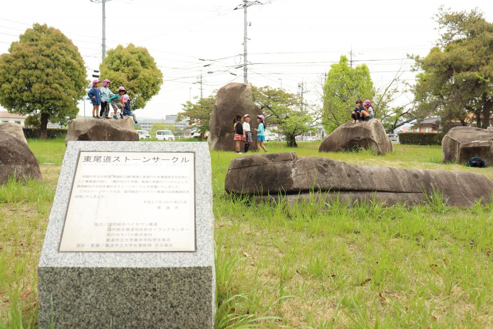 待っていました、お弁当の日
みんな楽しみで♪楽しみで♪

朝の登園もいつもよりウキウキの様子の園児たち

しかし、あいにく天気がいまいち・・・　予報は　曇りのち雨
大新北公園に行く予定でしたが　近くの消防署横の広場に変更