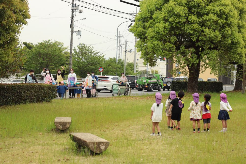 大好きな岩登りや虫探し
季節外れ？のドングリもたくさんありました

しばらくすると、同じ服を着た友達が・・・？
連携園のすいみい保育園の友達でした
すいみい保育園から進級してきた友達も
久しぶりにすいみい保育園の先生に会えて嬉しそう☆