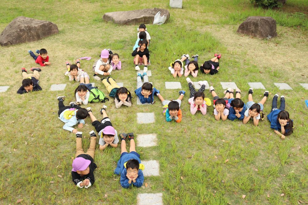 みんなでゆったり記念写真

本当は公園で食べたかったけれど
雨が降ってきたらいけないので
園に帰ったらお弁当食べようね！