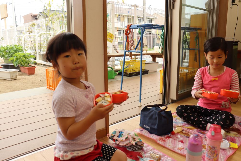 お揃いのお弁当箱　お揃いのレジャーシート

仲良しの友達と食べると
美味しさ１００倍！！！