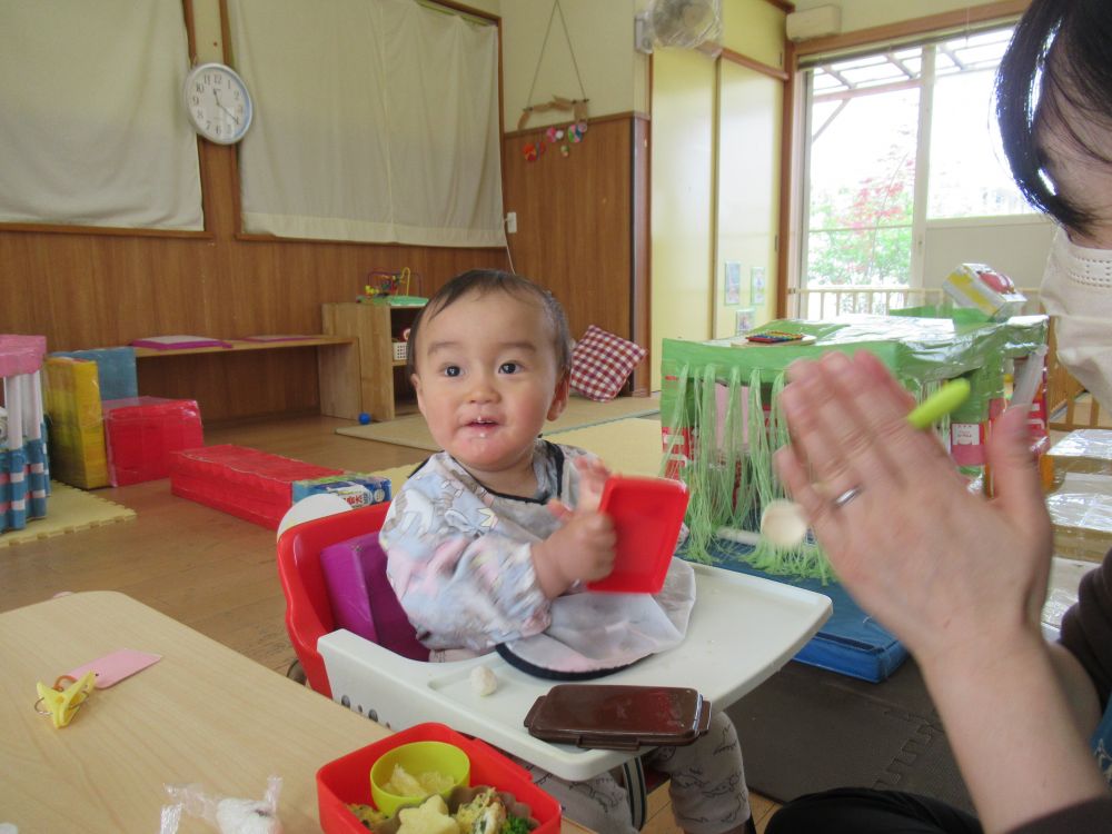 ウサギ組さんにとって初めてのお弁当日！！
普段とは違い、園でもお母さんの味が食べれてとてもうれしそうです



一口食べてニコニコのYくん、おいしい！と手をパチパチ！
お弁当箱を持ってパクパク食べています