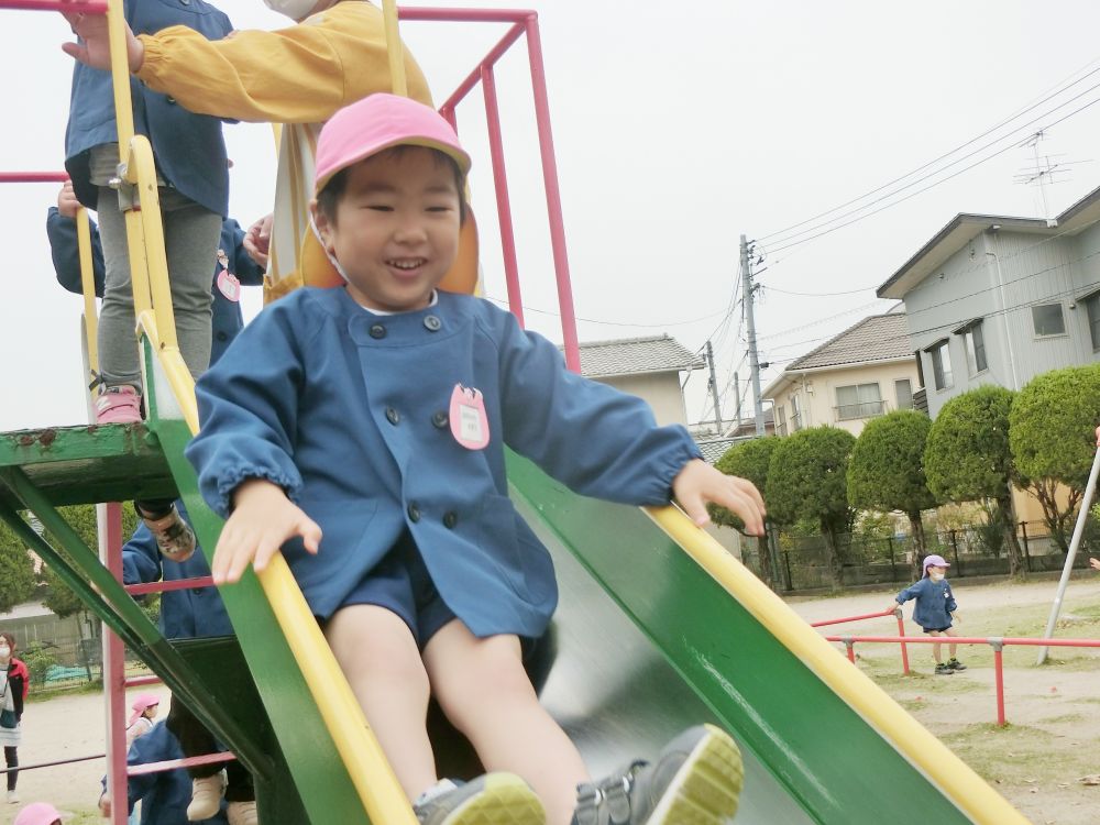 リス組さんに大人気だったすべり台！

早くすべりたい気持ちを持ちつつも
自然と階段に並ぶ姿が♡