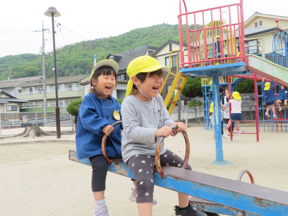 待ちに待ったおべんとうの日！

雨が降るかと心配でしたが、皆の願いが届きお散歩へ行くことが出来ました♪
場所は・・・大好きな『川上公園♡』

大好きな遊具で友だちといっぱい遊びました♪
